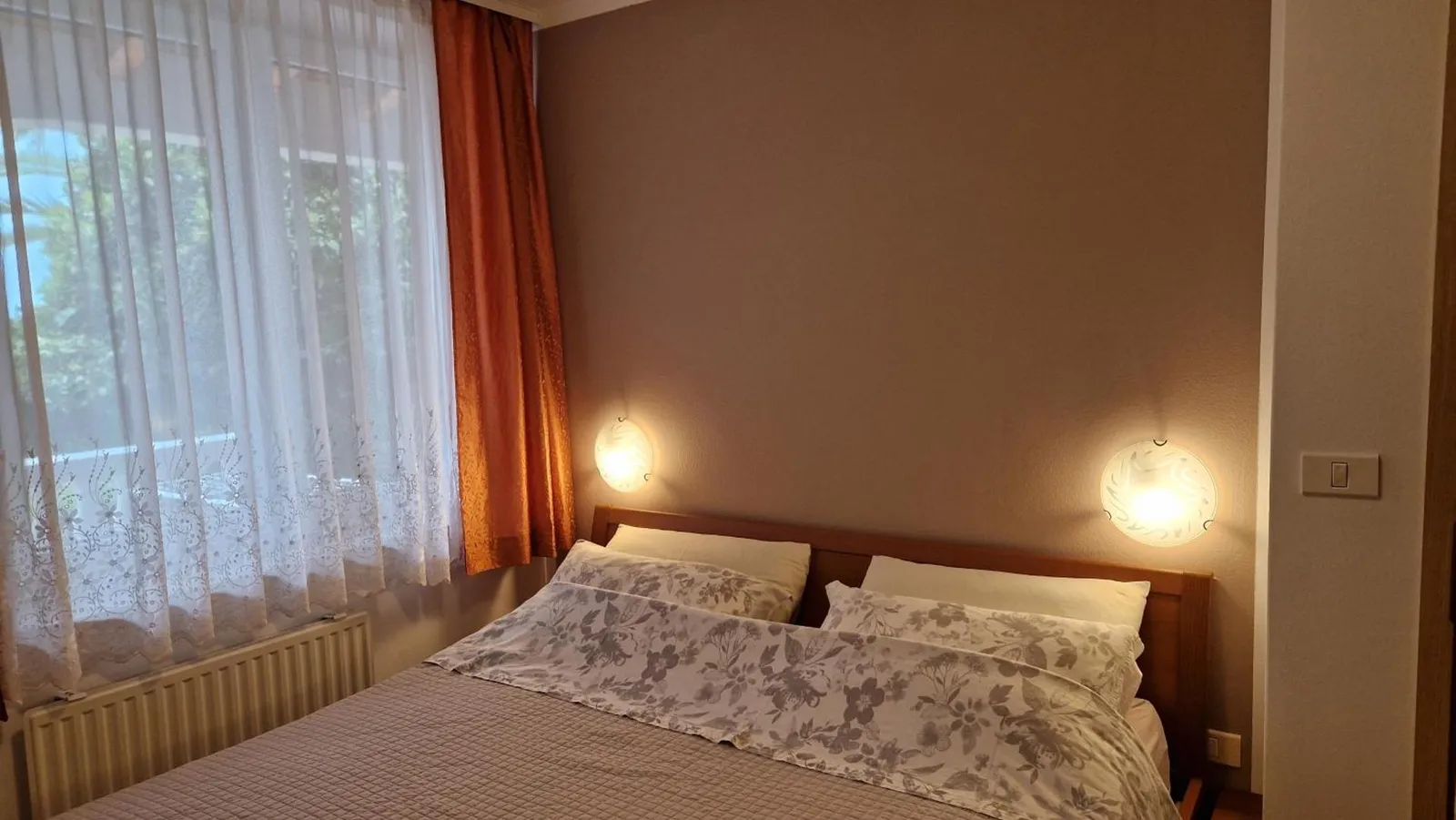 Spalnica z zakonsko posteljo