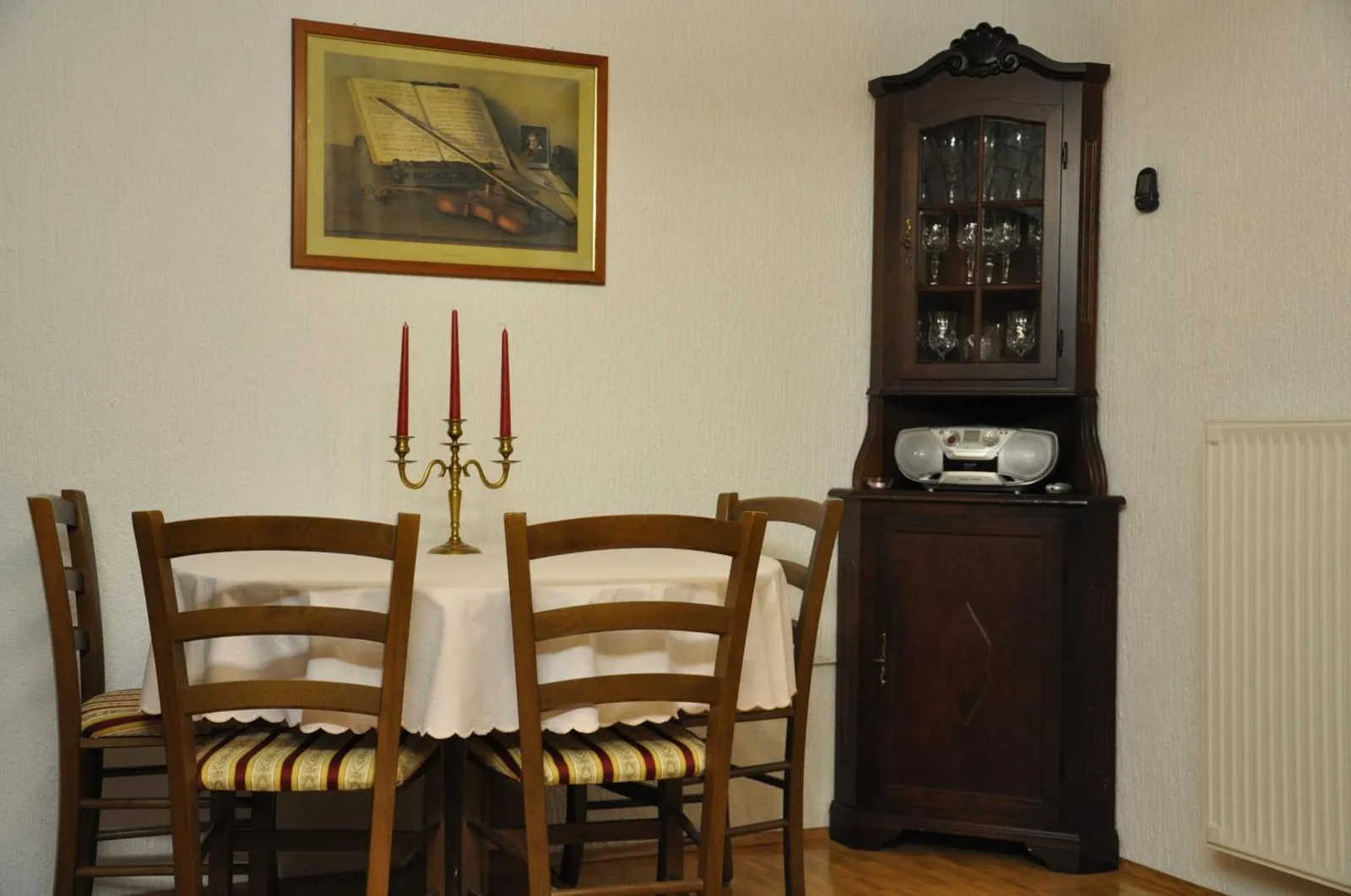 Jedilni kotiček s kotno vitrino