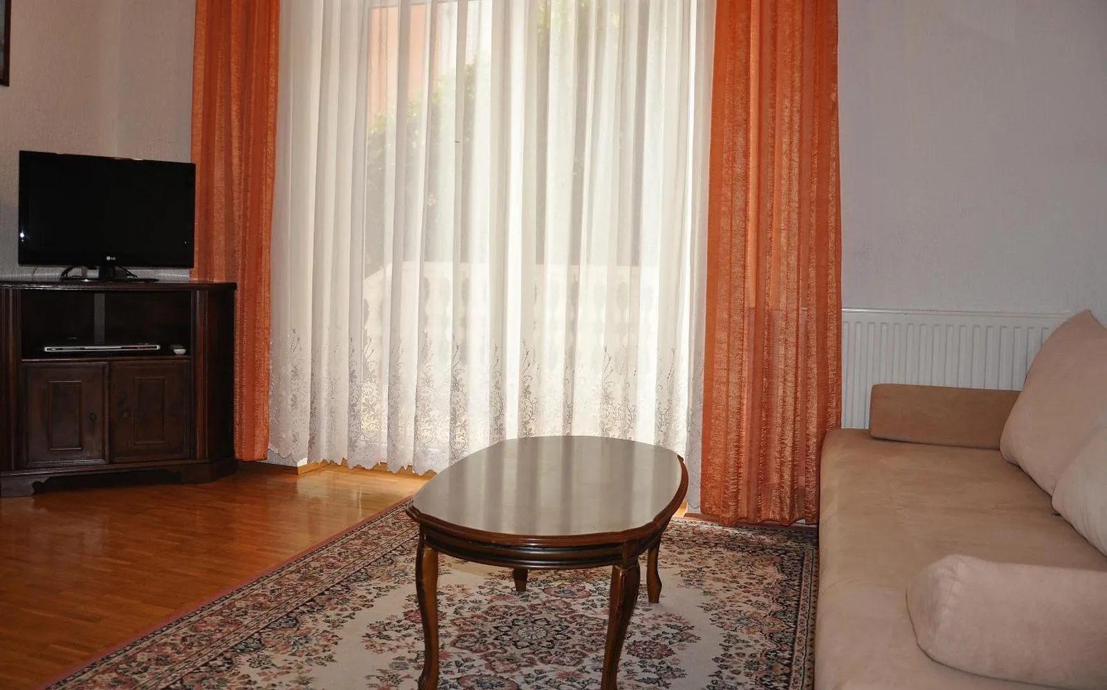 Dnevna soba apartmaja C s svetlim kavčem