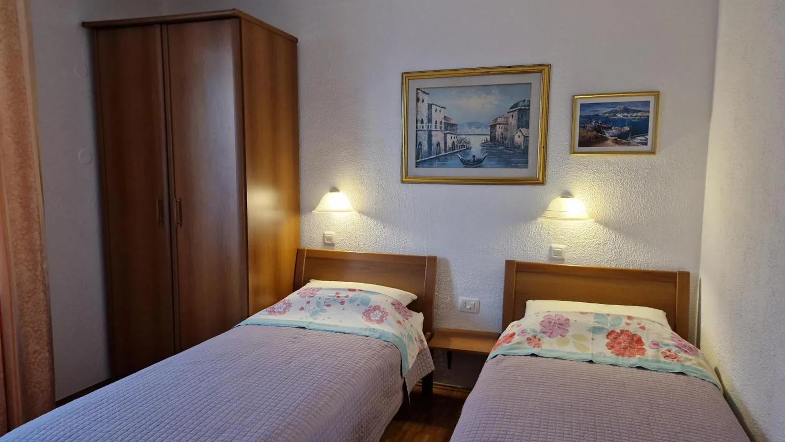 Spalnica z dvema ločenima posteljama